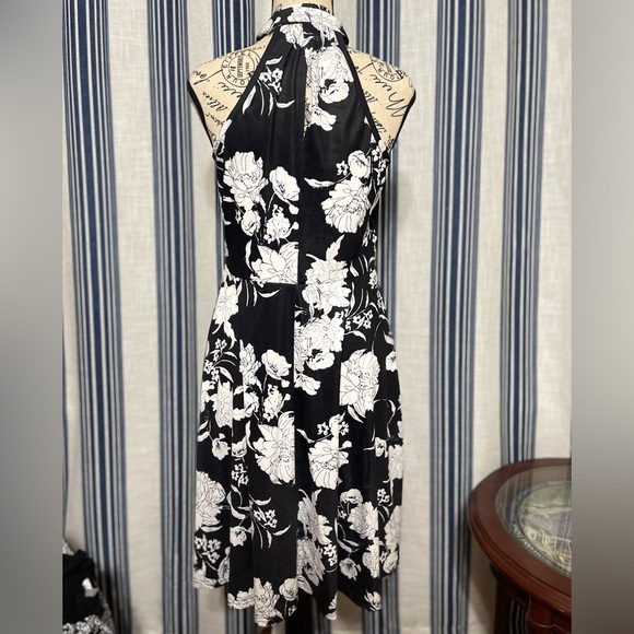 Halter neck floral dress - Picture 2 of 3